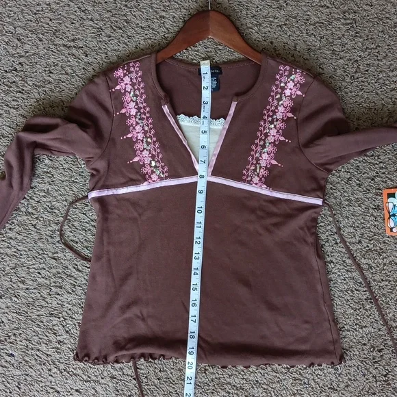 NWT  FANG Brown Top with Pink Floral Accents - Picture 5 of 8